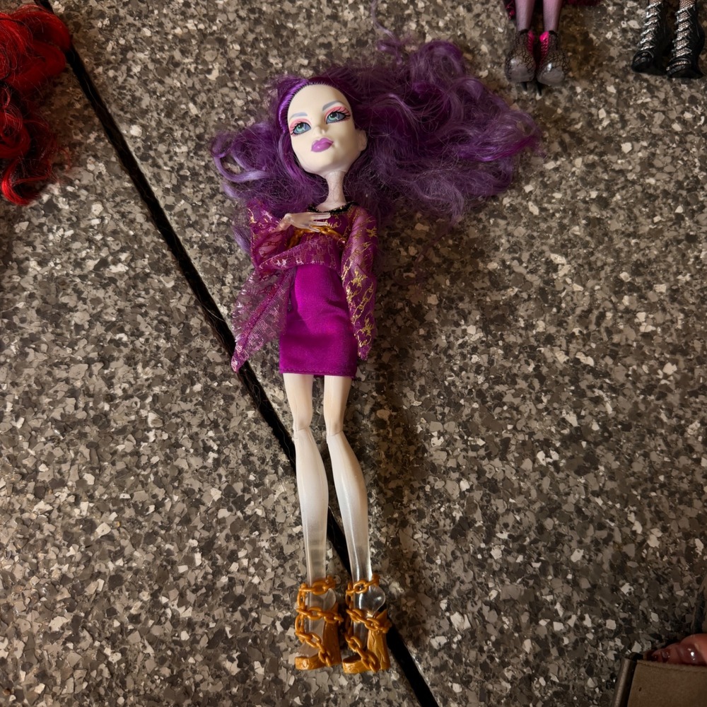 Monster High Spectra Vondergeist G1 Doll Purple Hair Gold Chain Shoes Mattel